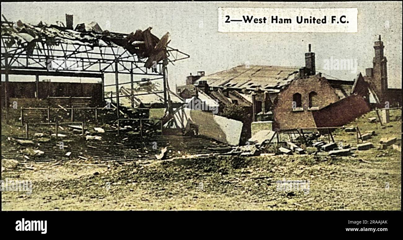 La bomba ha danneggiato i principali stand a Upton Park (il Boleyn Ground), la casa del West Ham United Football Club dopo bombardamenti durante il blitz a Londra nella seconda guerra mondiale. Data: 1944 Foto Stock