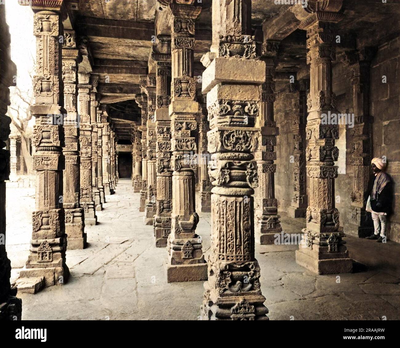 Colonnade nel Qutub Minar, Delhi, India. Si trova accanto al minareto più alto dell'India. Data: Circa 1890 Foto Stock