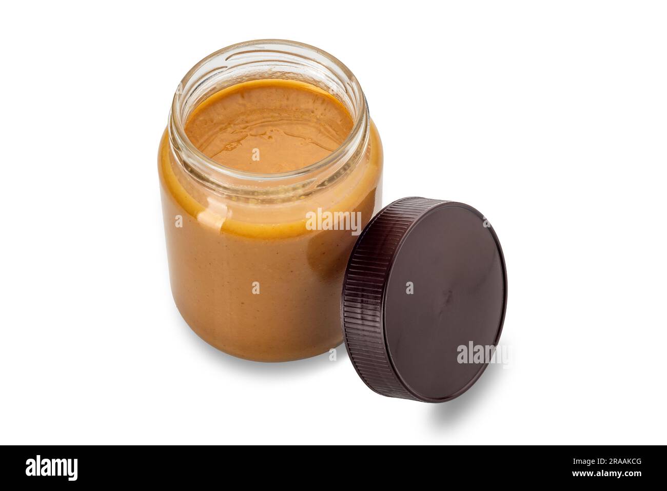 Burro di arachidi in un vaso di vetro aperto, vista dall'alto con il tappo vicino, isolato su bianco con percorso di ritaglio incluso Foto Stock