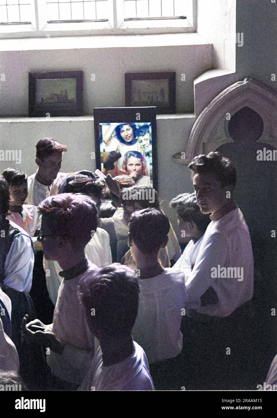 Bambini nella sacrestia della Orford Church durante poco prima di una sessione di prove per Noye's Fludde di Britten, inizio luglio 1961 Data: 1961 Foto Stock