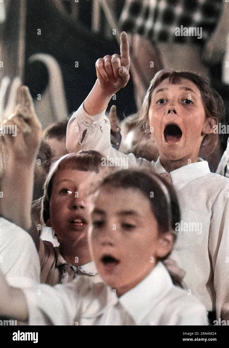 Suffolk Children Rehearsing for Noye's Fludde di Benjamin Britten alla Orford Church, Aldeburgh Festival luglio 1961 Data: 1961 Foto Stock