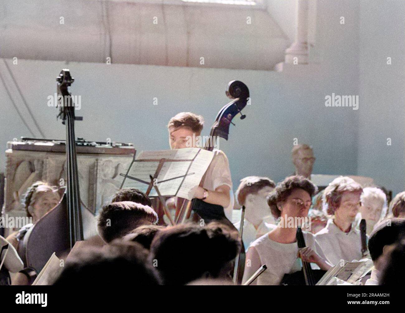 Suffolk scolari che provano nell'orchestra per la loro esecuzione al Festival di Aldeburgh di Noye's Fludde di Britten alla Orford Church il 5 luglio 1961 Data: 1961 Foto Stock