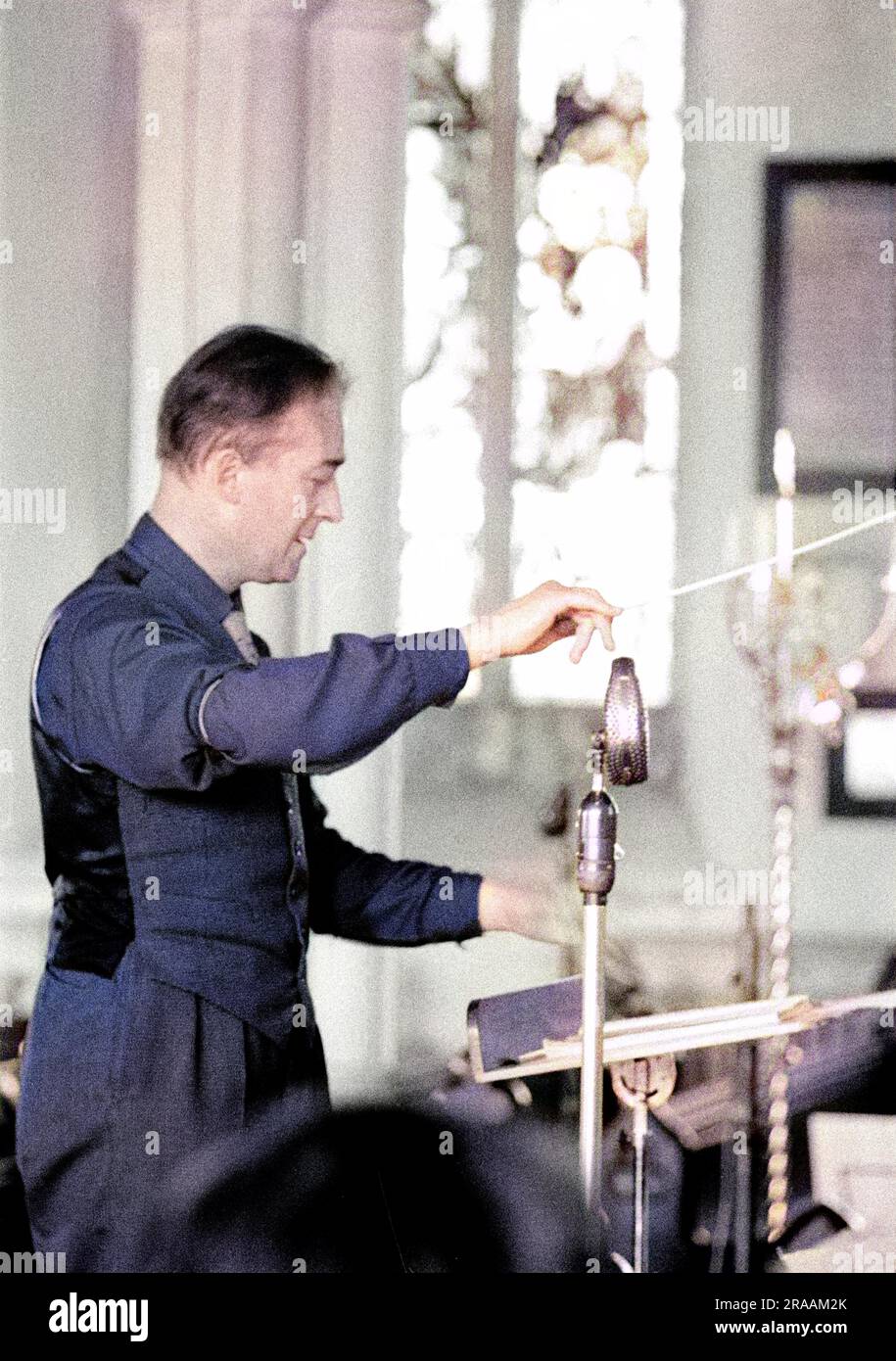 George Malcolm dirige una prova di Noye's Fludde alla Orford Church, Aldeburgh Festival 1961 Data: 1961 Foto Stock