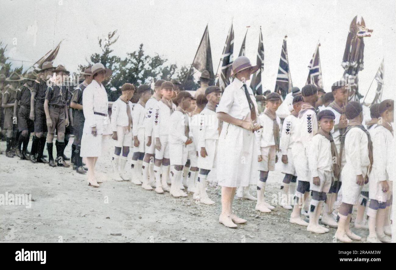 Cubi (pacchetto C) e scout sulla parata della chiesa, Bermuda. Data: Circa 1920 Foto Stock