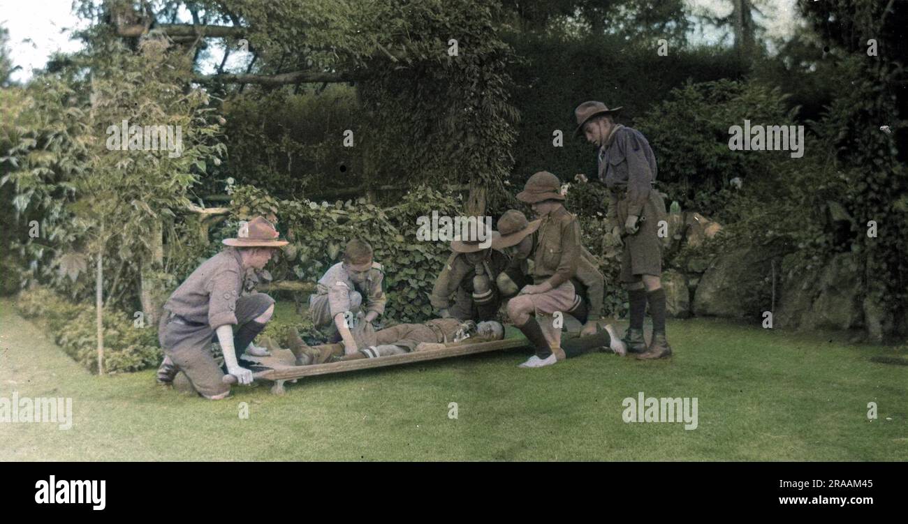 Ragazzi della Norwood Scout Troop, Johannesburg, Sudafrica, squadra di ambulanza, con un ragazzo sdraiato su una barella. Foto Stock