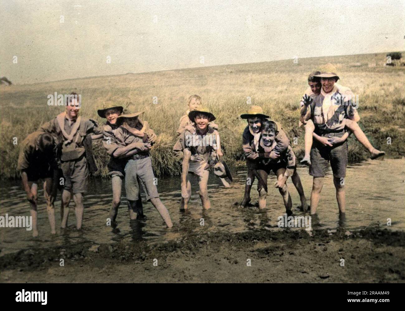Ragazzi del 1° Bellevue Scout Troop di Johannesburg, Sudafrica, che attraversano un corso d'acqua. Foto Stock