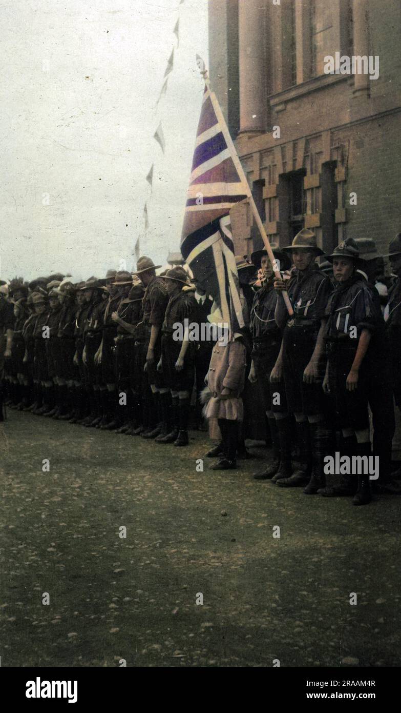 Harrismith Scout Troop, Orange River Colony, Sudafrica, formando una guardia d'onore per Lord Buxton (Governatore generale del Sudafrica, 1914-1920). Foto Stock