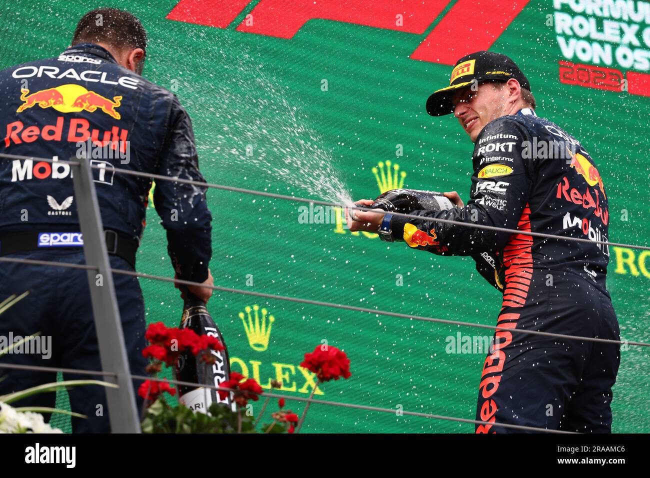 Spielberg, Austria. 2 luglio 2023. Il vincitore della gara Max Verstappen (NLD) Red Bull Racing festeggia con Phil Turner (GBR) Red Bull Racing Chief Mechanic sul podio. 02.07.2023. Campionato del mondo di formula 1, Rd 10, Gran Premio d'Austria, Spielberg, Austria, Giorno della corsa. Il credito fotografico dovrebbe essere: XPB/Press Association Images. Credito: XPB Images Ltd/Alamy Live News credito: XPB Images Ltd/Alamy Live News Foto Stock