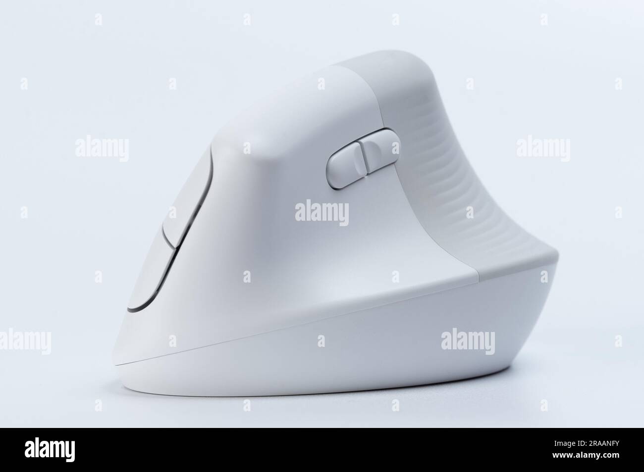 Nuovo mouse ergonomico isolato sullo sfondo dello studio Foto Stock