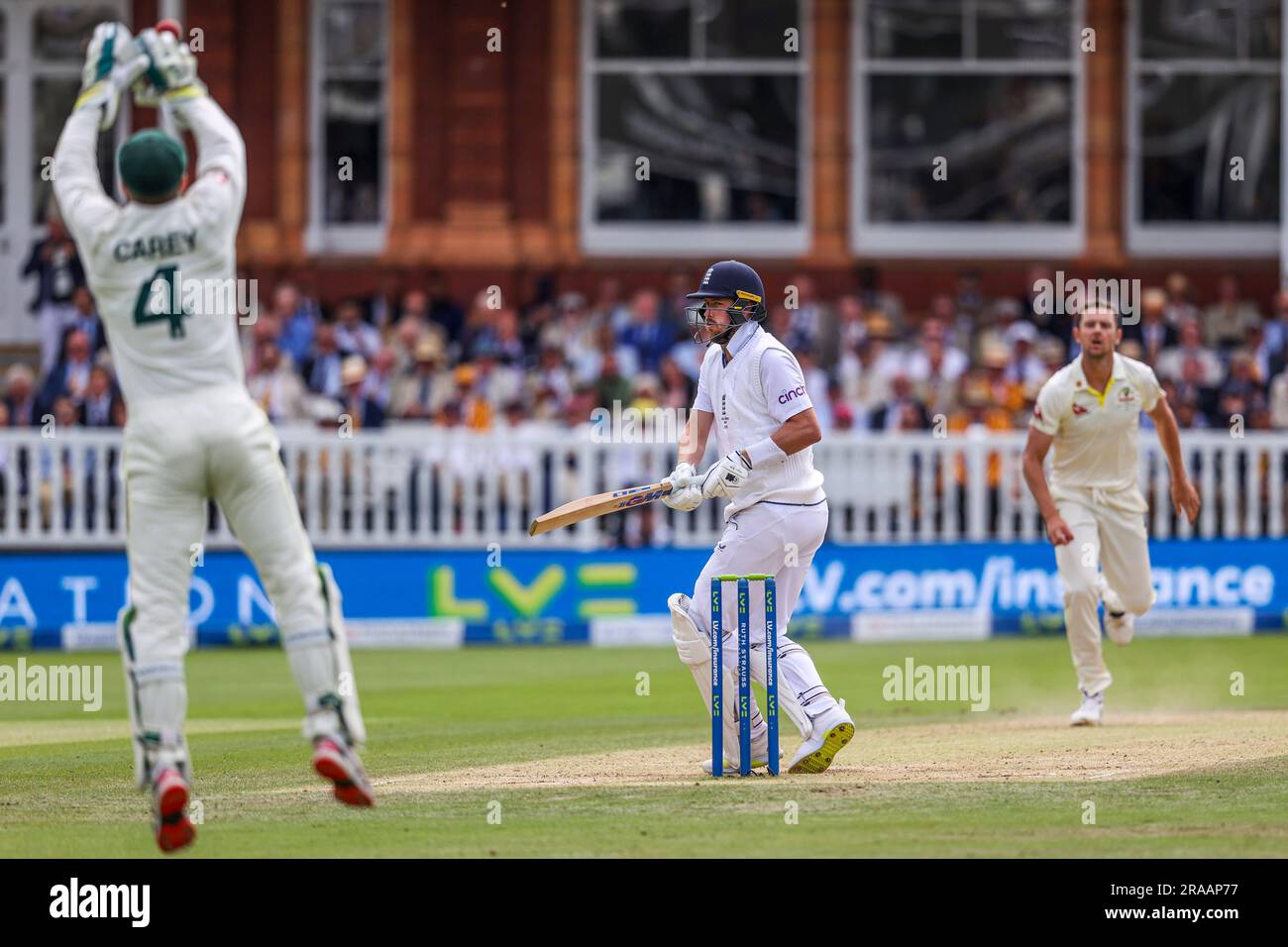 Londra, Inghilterra. 2 luglio 2023. L'australiano Josh Hazelwood si sfila con l'inglese Ollie Robinson durante il secondo test di Ashes a Lords. Il credito fotografico dovrebbe leggere: Ben Whitley/Alamy Live News. Foto Stock