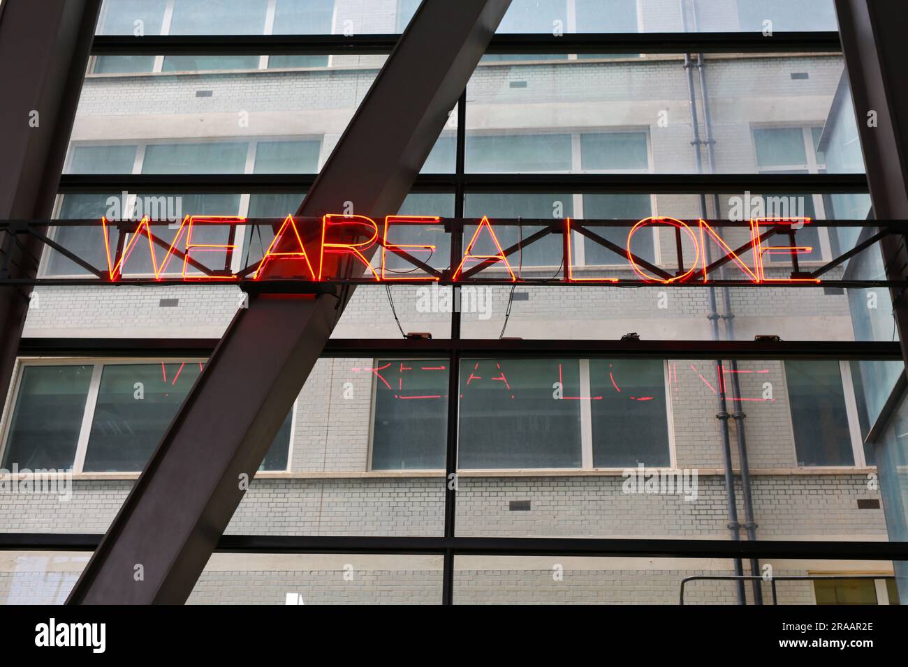 Londra, Regno Unito. 2 luglio 2023. Scultura in città. Il lavoro al neon "We" di Emma Smith sul Leadenhall Building. Crediti: Waldemar Sikora/Alamy Live News Foto Stock