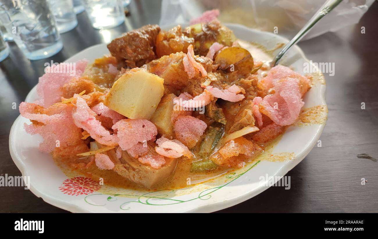 Lontong sayur Padang o torta di riso padangnese zuppa piccante servita su un piatto. A Giacarta, Indonesia. Foto Stock