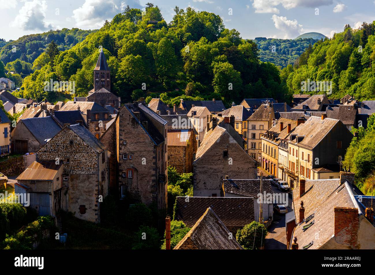 Vista sopraelevata della cittadina di Rochefort-Montagne, Francia. Rochefort-Montagne è un comune della Francia centrale facente parte del dipartimento di Puy-de-Dôme. Foto Stock