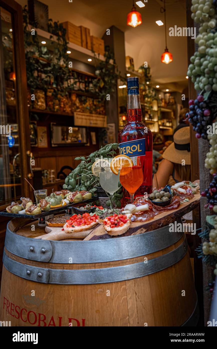 Cibo e bevande per le strade di firenze Foto Stock