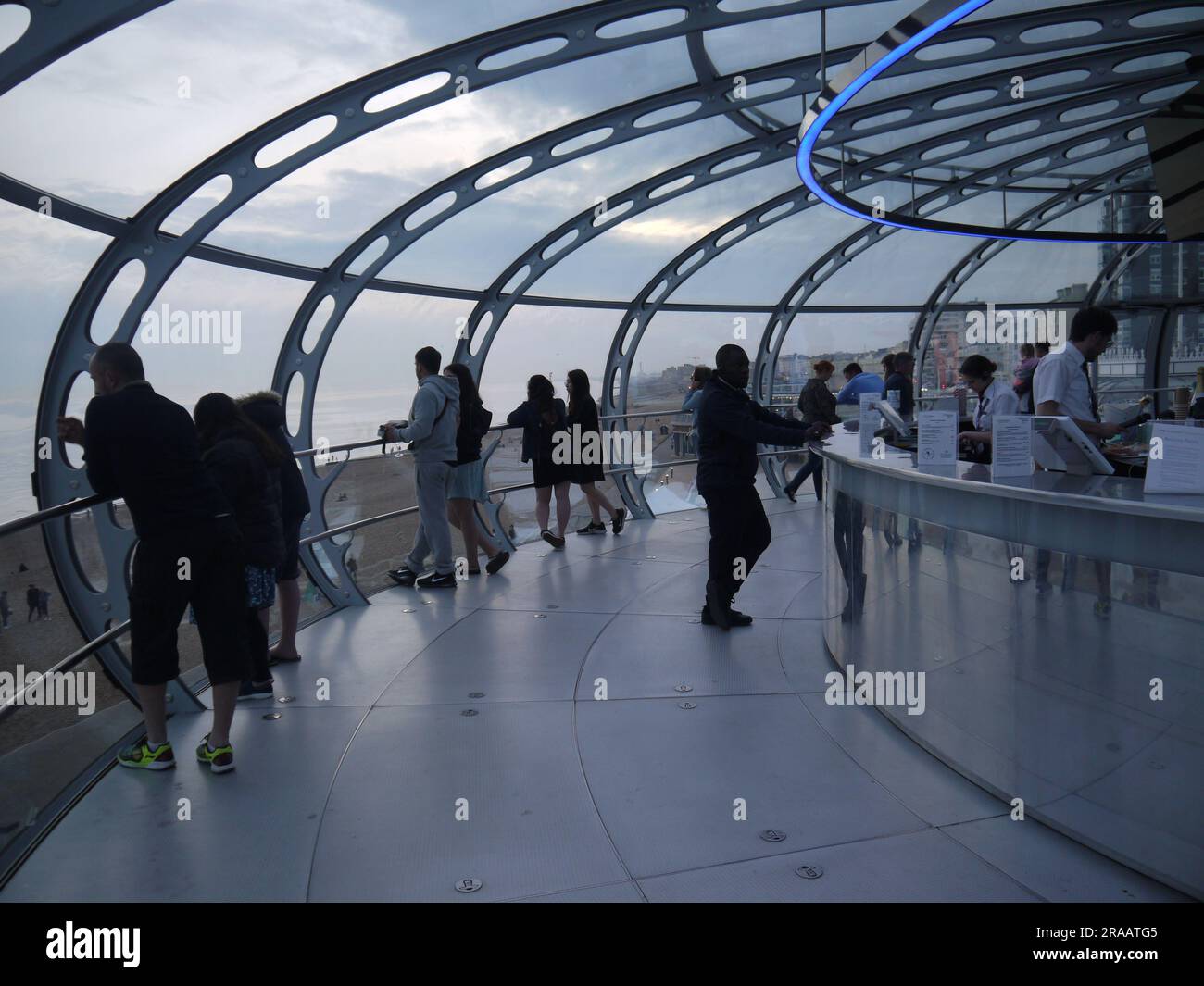 I passeggeri che si godono la vista e lo Sky Bar nella capsula di osservazione Brighton i360 in un giorno di copertura ad aprile 2019 Foto Stock