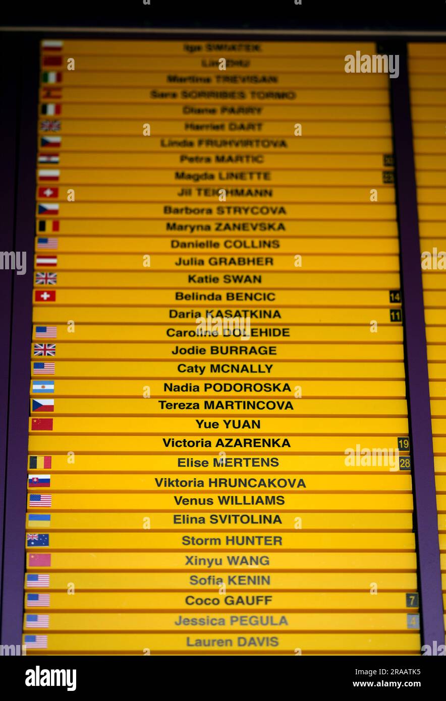 I nomi dei giocatori russi e bielorussi Daria Kasatkina e Victoria Azarenka sono mostrati nell'ordine di gioco senza la loro bandiera nazionale, nella foto all'All England Lawn Tennis and Croquet Club di Wimbledon, in vista dei campionati che iniziano lunedì. Data foto: Domenica 2 luglio 2023. Foto Stock