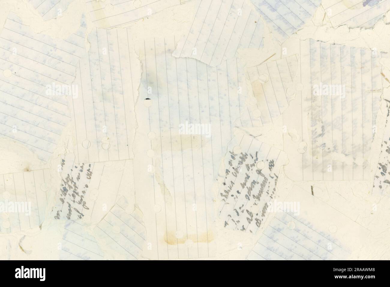 Carta fatta a mano. La polpa di carta viene asciugata insieme ai vecchi frammenti del diario. Nella maggior parte dei casi, l'inchiostro è stato eliminato. Solo l'inchiostro nero era persistente Foto Stock