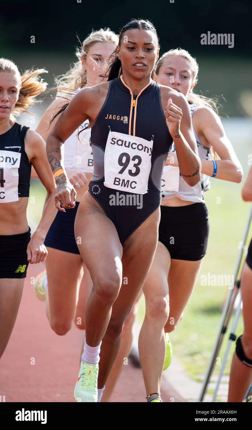 Morgan Mitchell, australiana, gareggia nella gara femminile 800m B al British Milers Club Grand Prix, Woodside Stadium Watford, Inghilterra Regno Unito sulla 1 Foto Stock