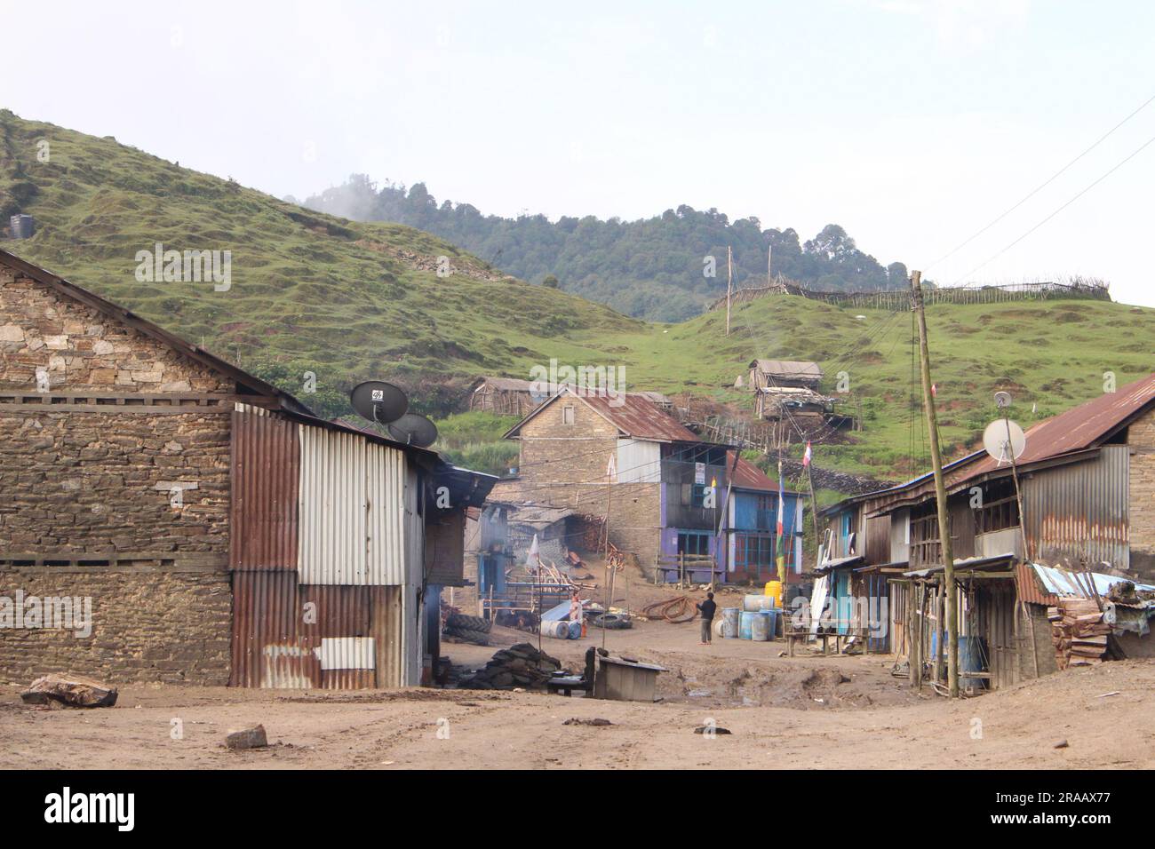 Un villaggio della comunità nepalese sulla strada per Gufa Pokhari a Terathum Foto Stock
