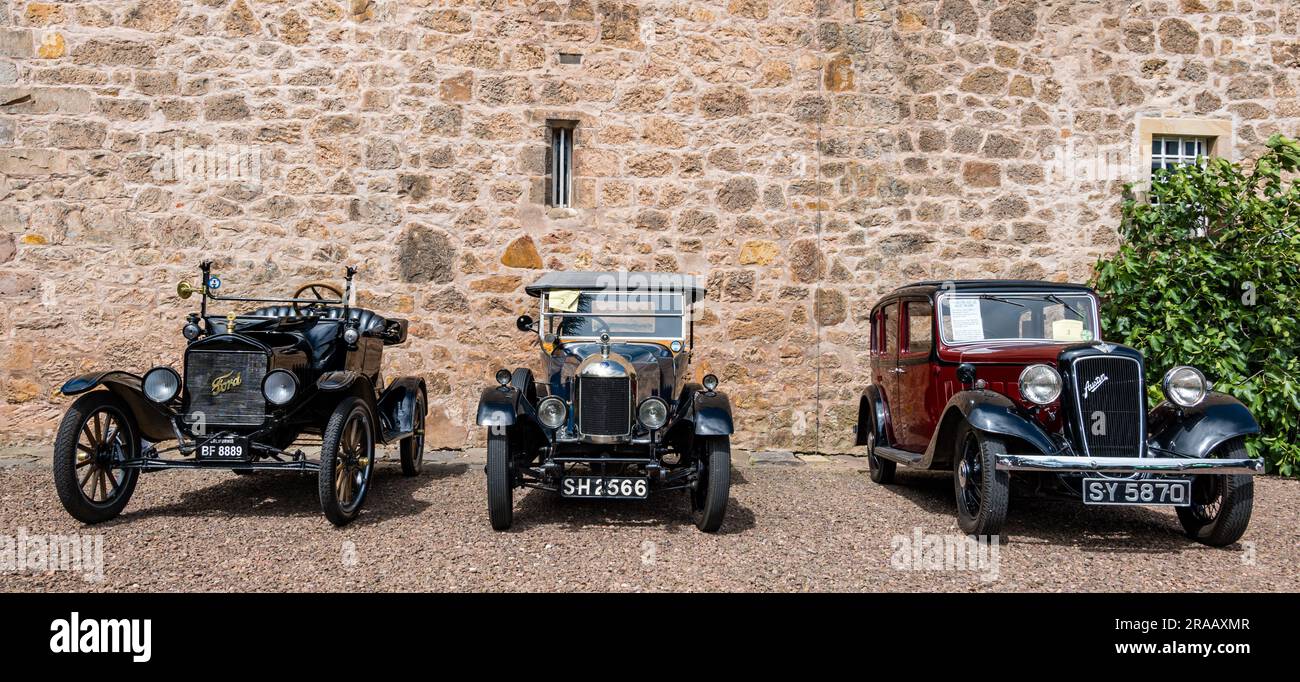 East Lothian, Scozia, Regno Unito, 2 luglio 2023. Wheels of Yesteryear: La visita annuale dell'Associazione scozzese degli appassionati di veicoli porta i proprietari di veicoli d'epoca attraverso la campagna fino ai giardini panoramici di Lennoxlove House. Nella foto: Auto d'epoca tra cui una Ford Model T del 1920, una Morris Bullnose del 1926 e una Austin Ascot del 1936. Crediti: Sally Anderson/Alamy Live News Foto Stock