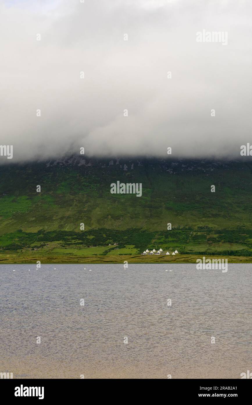 Costa occidentale dell'Irlanda paesaggio ad Achill, isola, contea di Mayo con basse nuvole sulla cima della collina Foto Stock