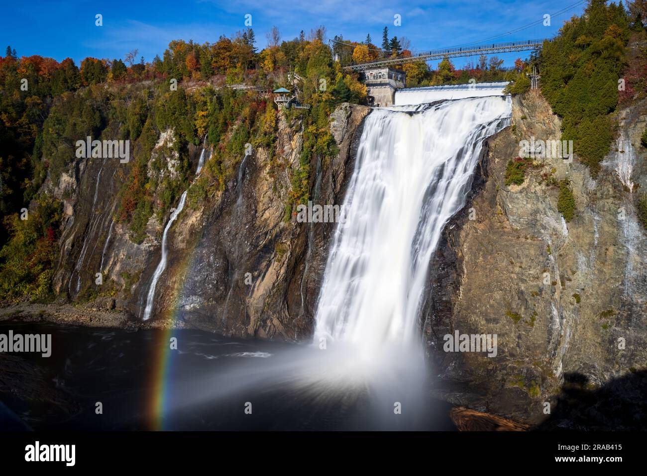 Momorency Falls sfocia nel St Fiume Lawrence vicino all'isola di Orléan Foto Stock