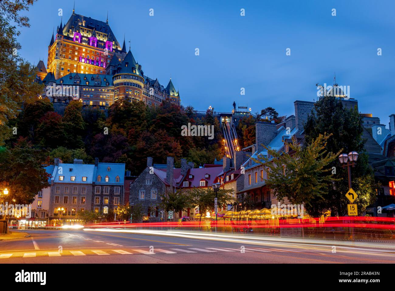 Il punto centrale che attrae tutti i turisti nella città vecchia di Quebec è il castello di Frontenac e la sua terrazza. Foto Stock