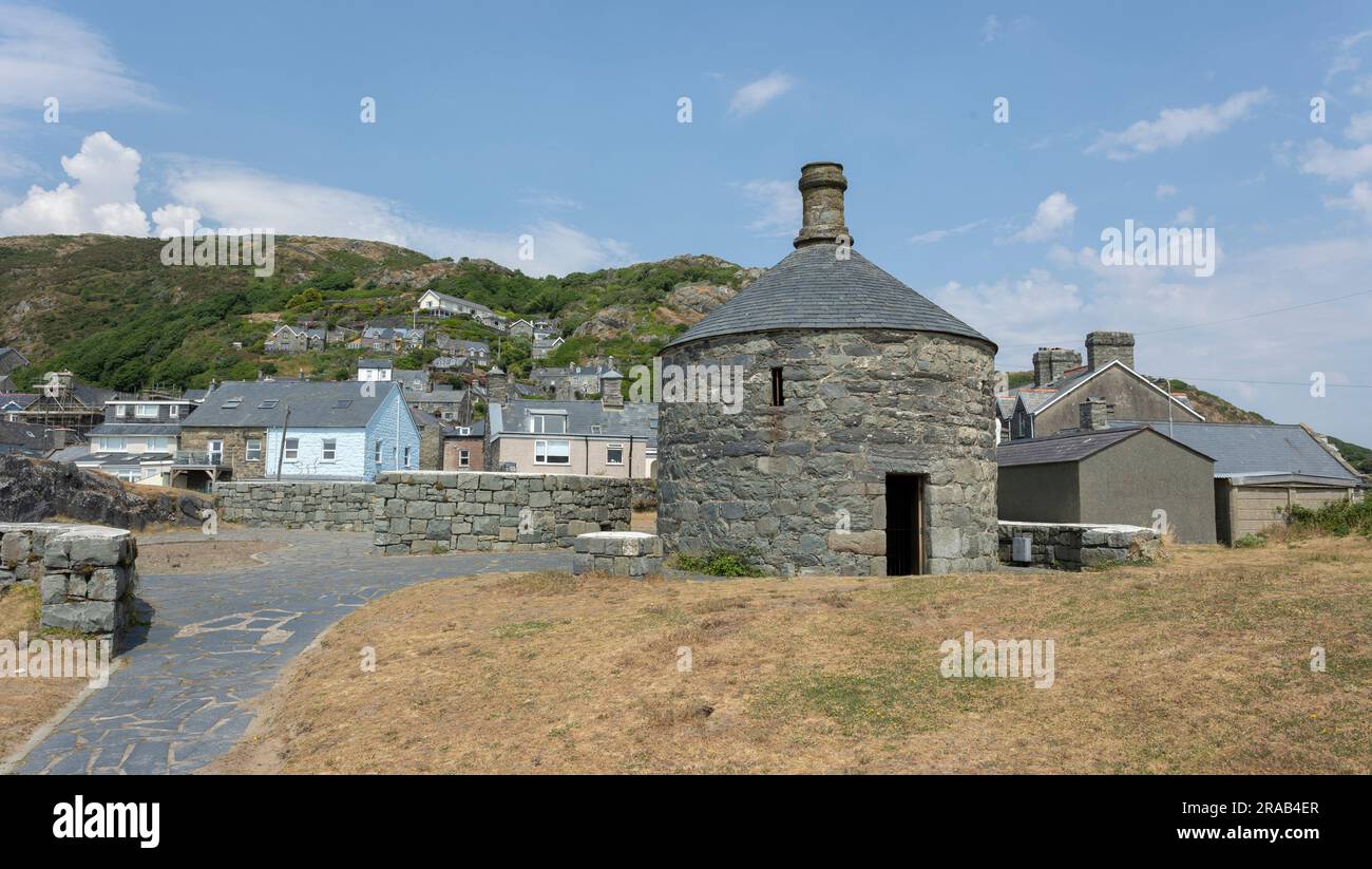 Barmouth, Gwynedd, Wale - 14 giugno 2023 costruito nel 1834 e conosciuto come Ty Crwn (The Round House). Conteneva due cellule principalmente per ubriachi Foto Stock
