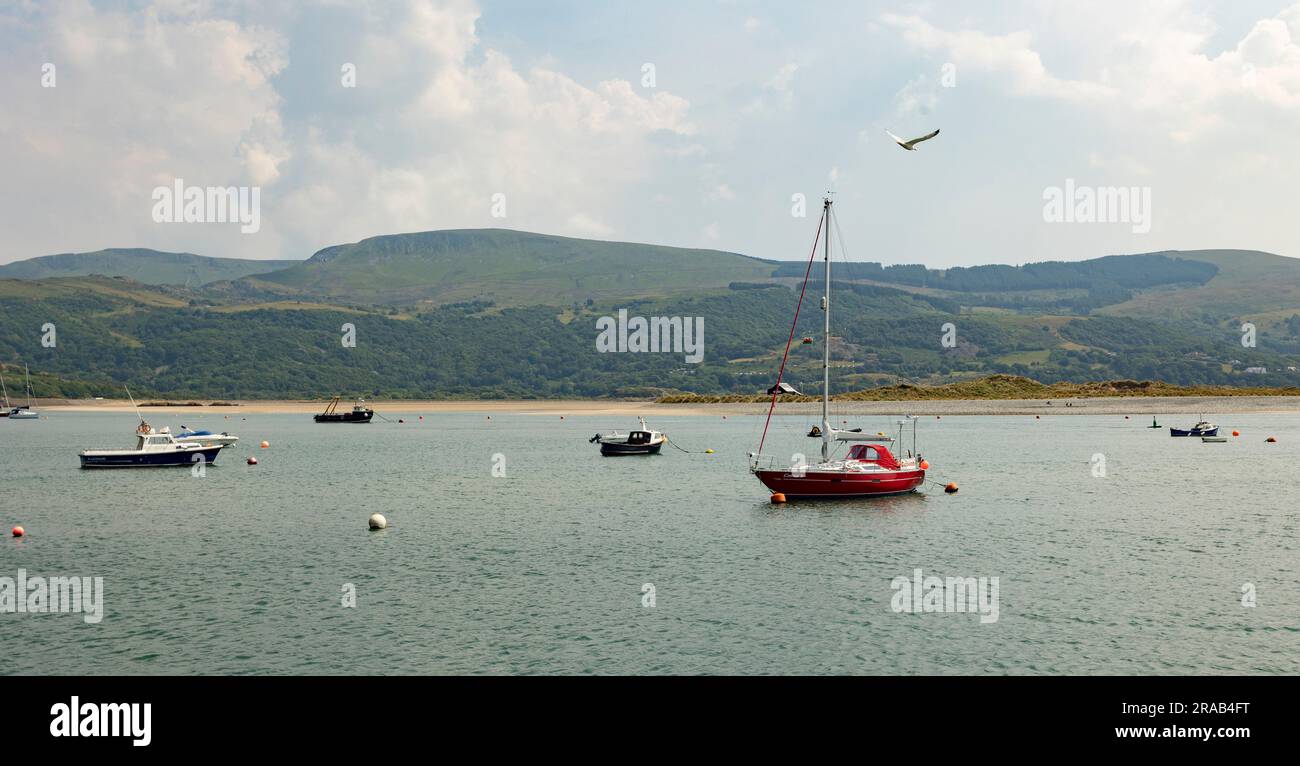 La splendida campagna e le barche sull'estuario del fiume Mawddach a Barmouth, in Galles Foto Stock