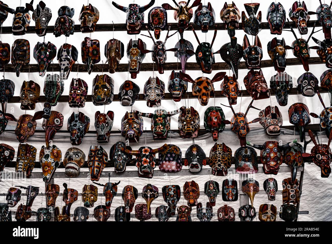 Maschere artigianali in legno maya in vendita a Chichicastenango, Guatemala Foto Stock