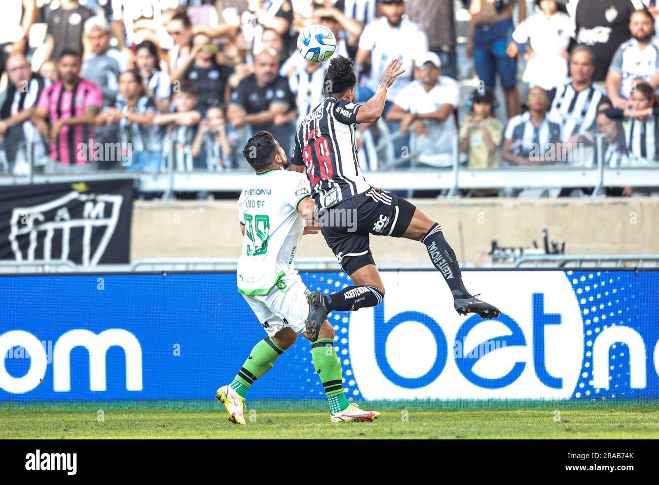 Belo Horizonte, Brasile. 2 luglio 2023. MG - BELO HORIZONTE - 02/07/2023 - BRAZILEIRO A 2023, ATLETICO-MG X AMERICA-MG - Mauricio Lemos giocatore dell'Atletico-MG compete con il giocatore dell'Aloisio dell'America-MG durante una partita allo stadio Mineirao per il campionato brasiliano A 2023. Foto: Gilson Lobo/AGIF/Sipa USA credito: SIPA USA/Alamy Live News Foto Stock