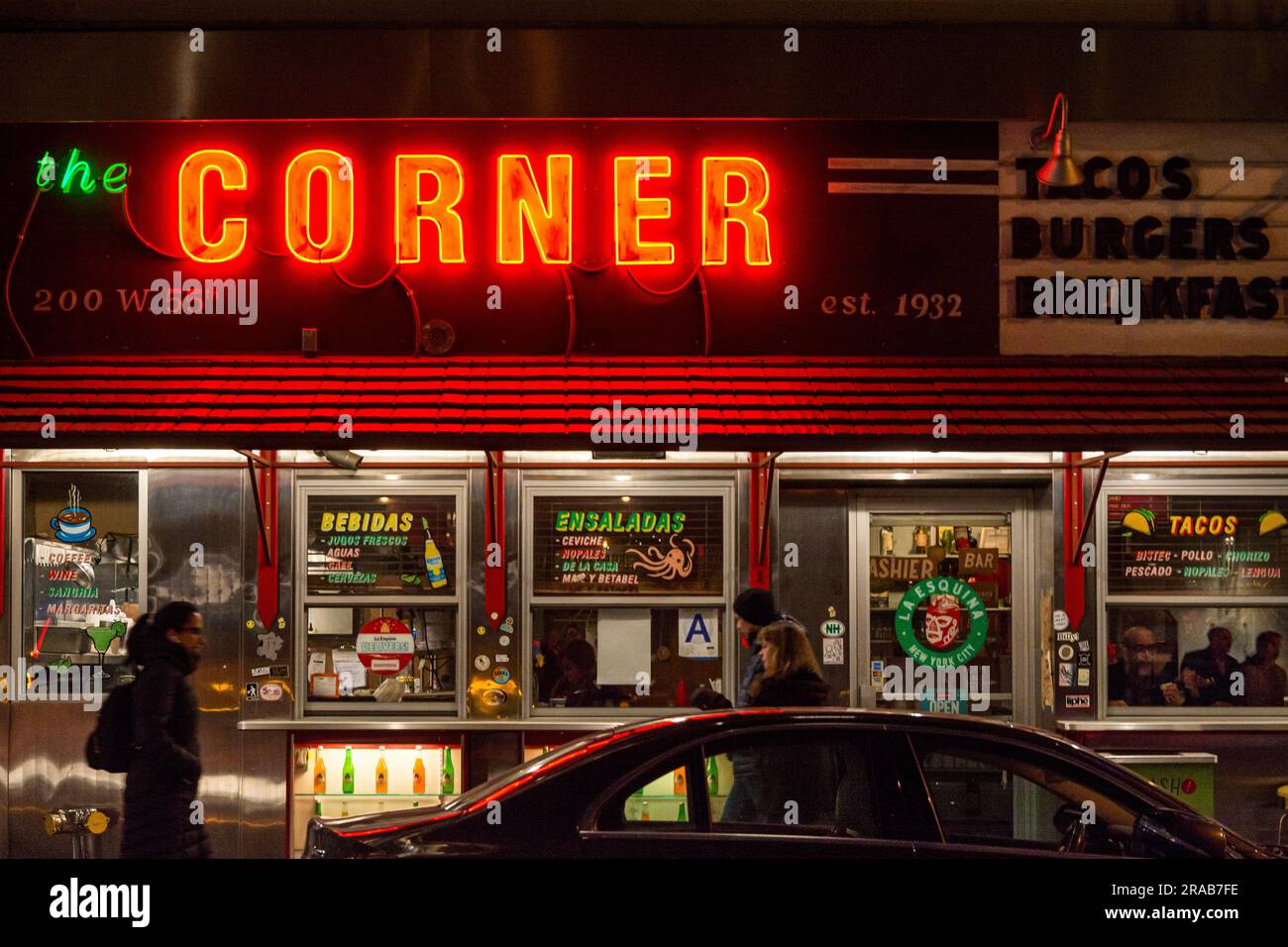 La Esquina (The Corner) ristorante messicano sulla W. 55th St. A New York di notte. Foto Stock