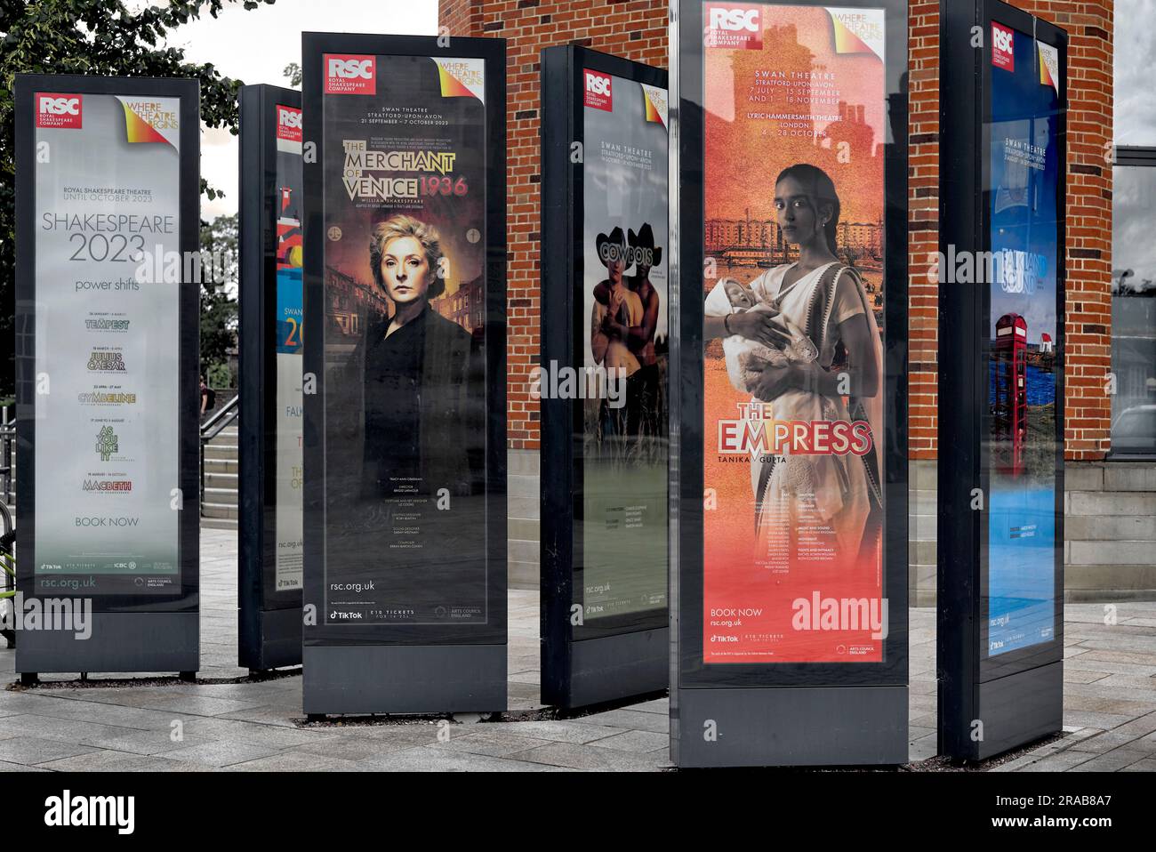 Manifesti teatrali della Royal Shakespeare Company che pubblicizzano rappresentazioni teatrali. Stratford Upon Avon, Inghilterra Regno Unito 2023 Foto Stock