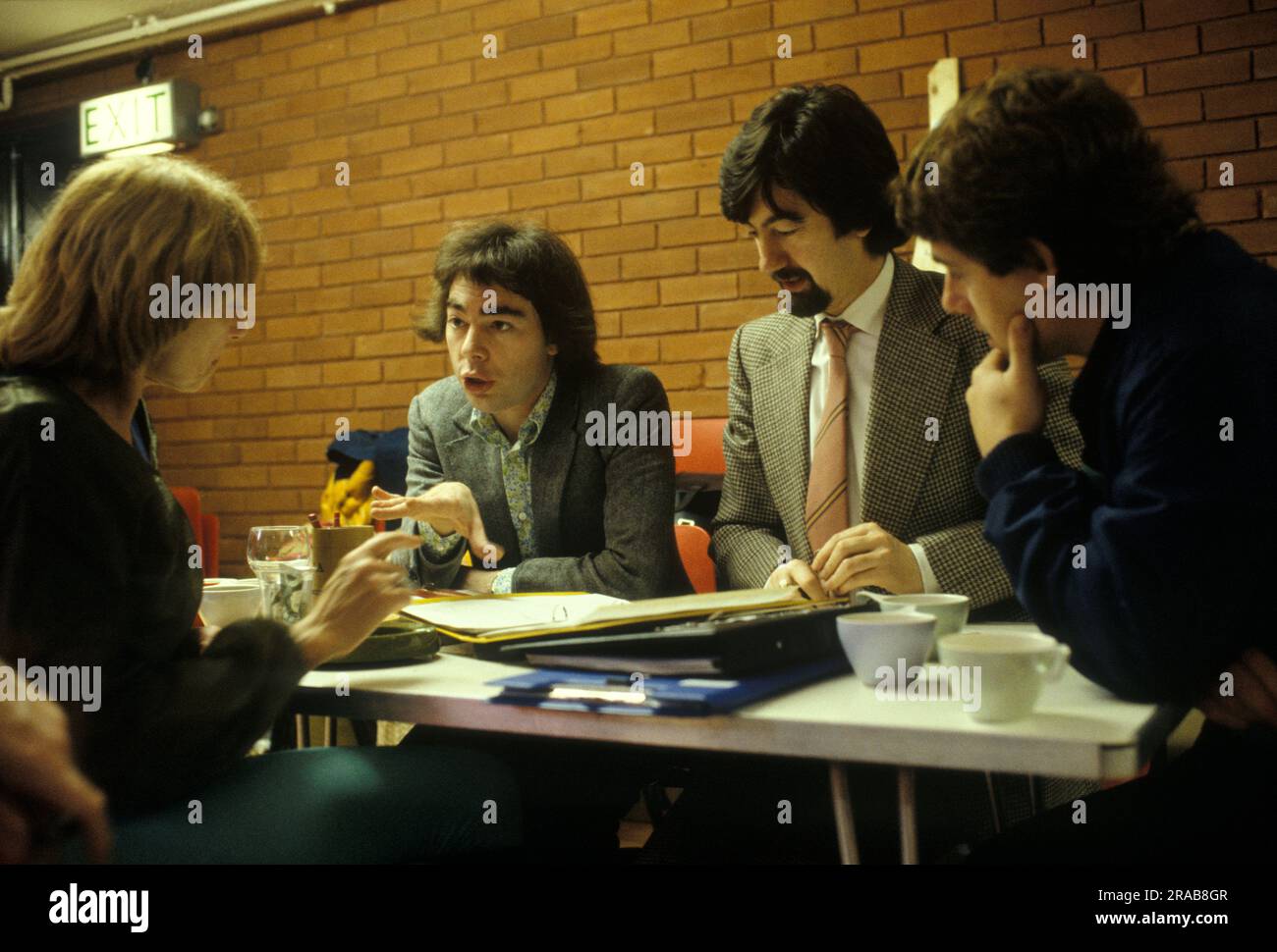 Gillian Lynne, Andrew Lloyd Webber, Trevor Nunn, Cameron Mackintosh, discutono della produzione e lavorano al nuovo musical Cats. Studio prove 1980S.. West London 1980 o 1981 UK HOMER SYKES Foto Stock
