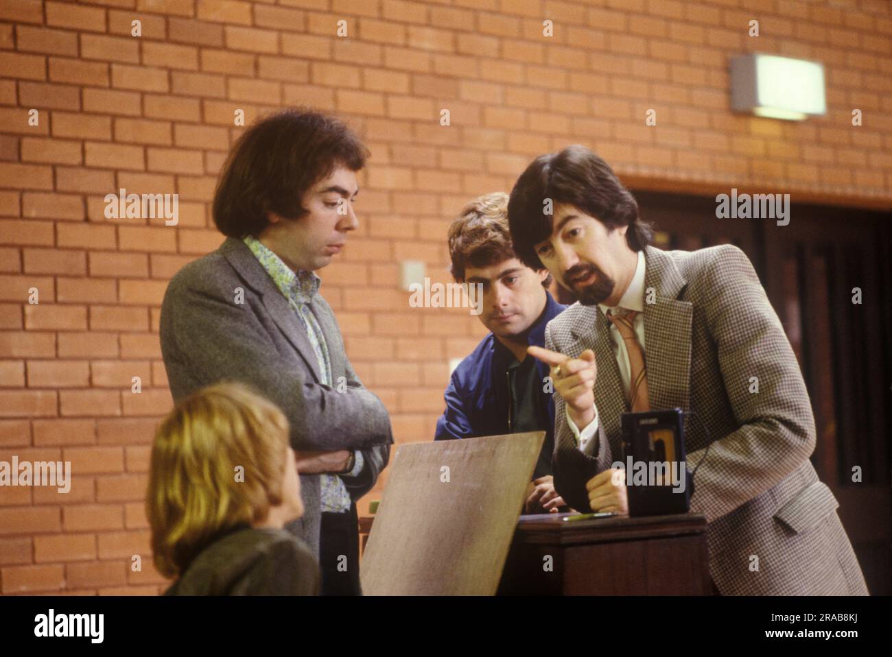 Andrew Lloyd Webber, Cameron Mackintosh, Trevor Nunn (finger pointing) discutono della produzione e lavorano al nuovo musical Cats. Studio prove 1980S.. West London 1980 o 1981 UK HOMER SYKES Foto Stock