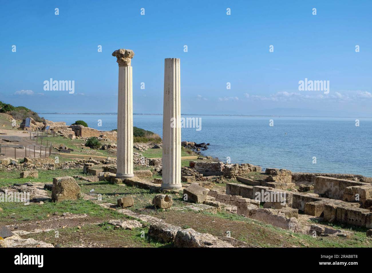 Sito archeologico di Tharros e colonne doriche di Tempio Tetrastilo con vista sul mar mediterraneo, sulla penisola del Sinis, Carbra, Sardegna, Italia Foto Stock