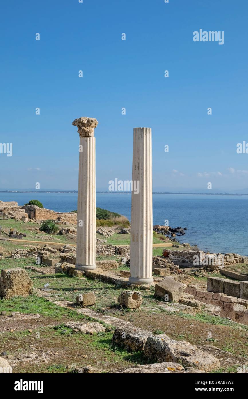 Sito archeologico di Tharros e colonne doriche di Tempio Tetrastilo con vista sul mar mediterraneo, sulla penisola del Sinis, Carbra, Sardegna, Italia Foto Stock