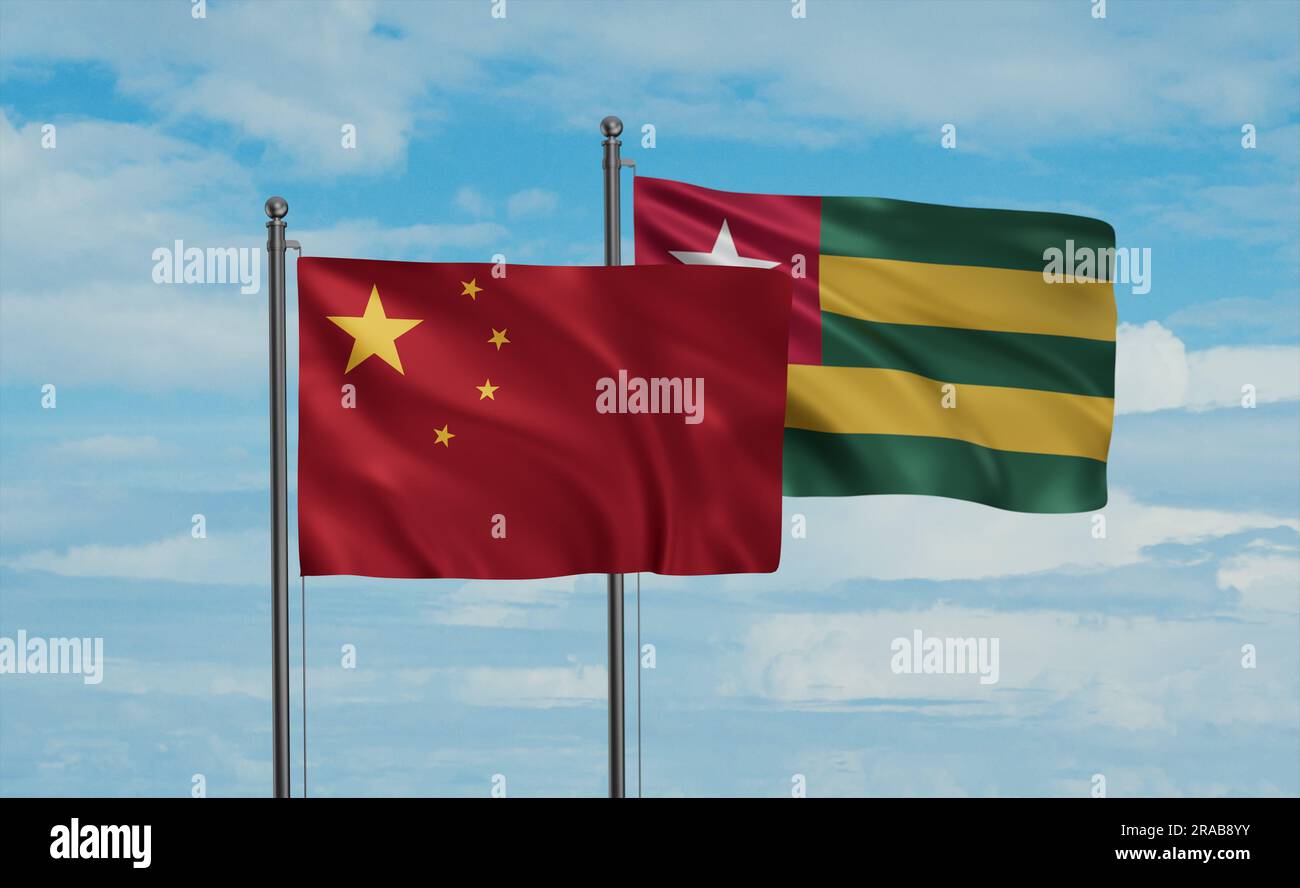 Togo, Repubblica del Togo e Cina bandiera che sventolano insieme nel vento sul cielo blu, concetto di cooperazione tra due paesi Foto Stock