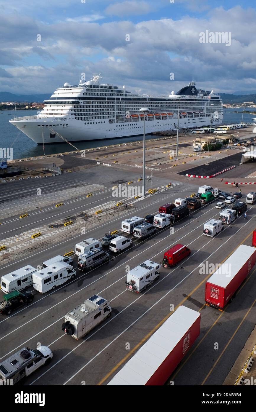 Auto, camper, case e camion in attesa di essere caricati su un traghetto dal porto di Olbia, Sardegna, Italia Foto Stock