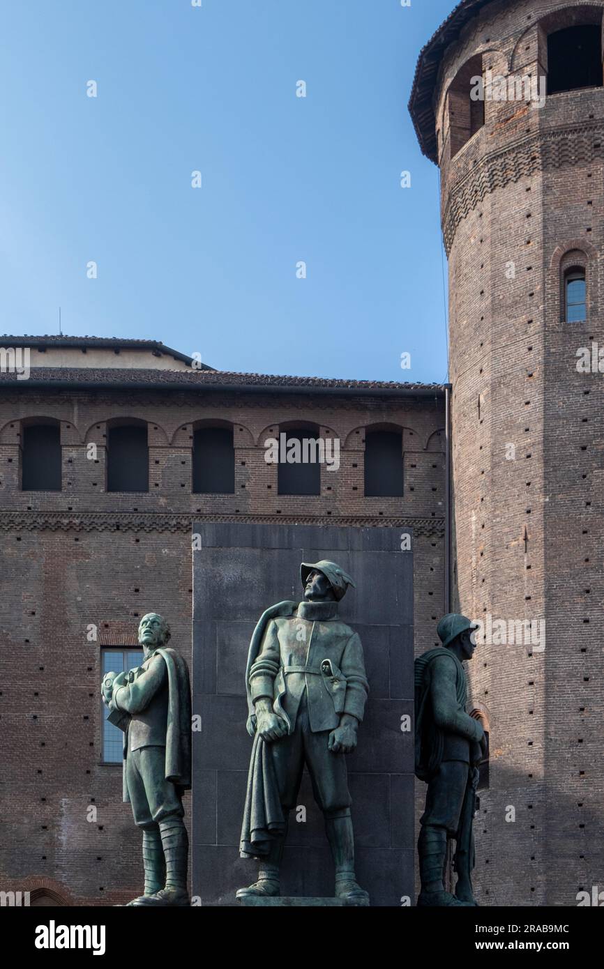 Memoriale di Torino al Monumento del Principe Emanuele Filiberto, Duca d'Aosta che mostra i soldati in Piazza Castello, Torino, Italia Foto Stock