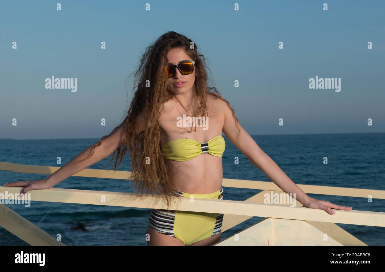 bella donna in spiaggia sotto il sole Foto Stock