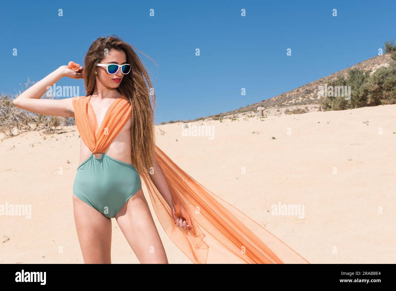 bella donna in spiaggia sotto il sole Foto Stock