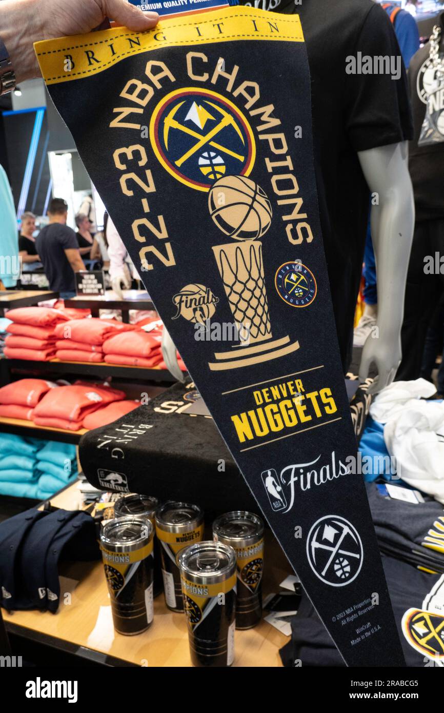 Materiale promozionale con marchio presso l'NBA Flagship Store in 545 Fifth Avenue, New York City, USA 2023 Foto Stock