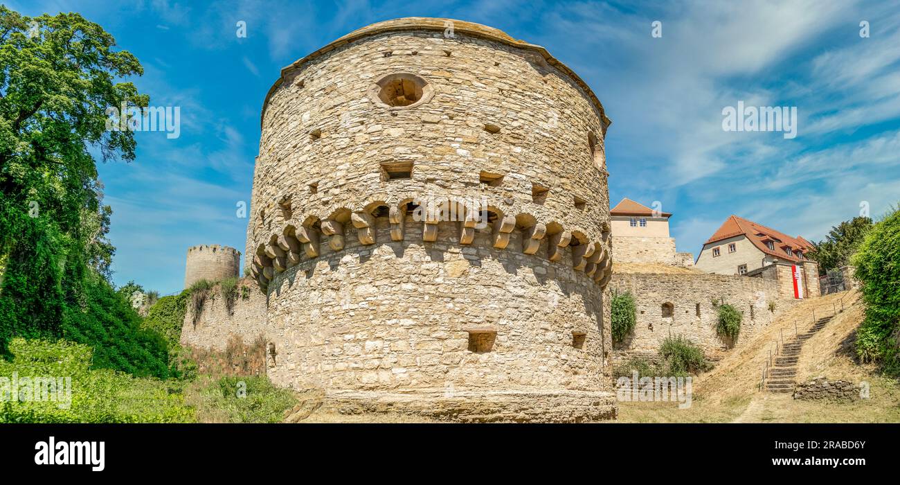 La piattaforma di cannoni bastione dell'artiglieria tedesca dall'epoca rinascimentale al castello di Querfurt affondò nel fossato per offrire protezione reciproca Foto Stock