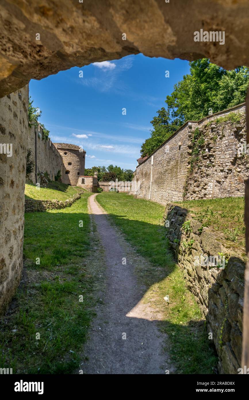 Vista aerea del castello di Querfurt con bastioni rinascimentali a piattaforma di armi, fossato, torri circolari e rettangolari Foto Stock