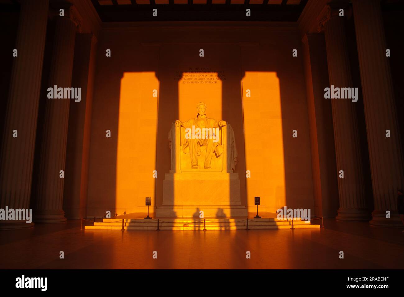 Il sole nascente splende all'interno del Lincoln Memorial di Washington, DC, intorno agli equinozi di marzo e settembre. Foto Stock