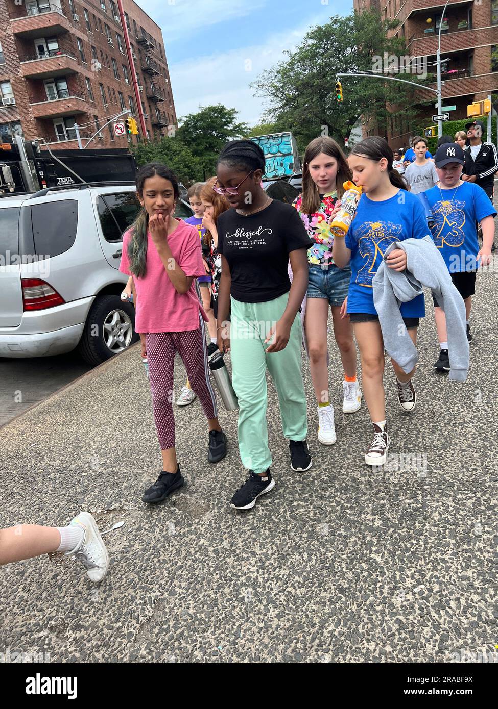 I ragazzi delle scuole tornano a scuola dopo una gita nel quartiere Windsor Terrace di Brooklyn, New York. Foto Stock