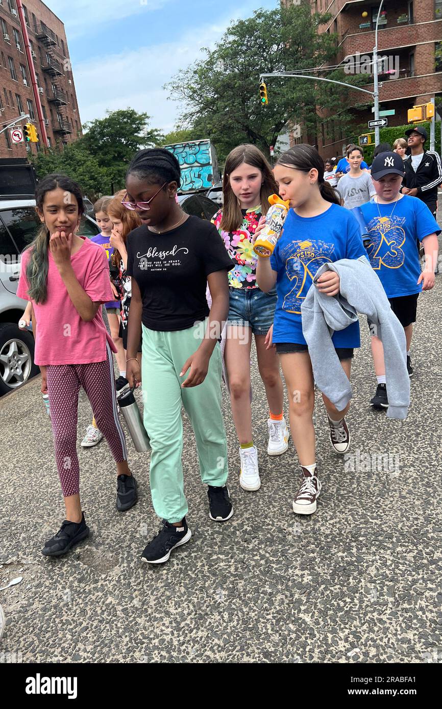I ragazzi delle scuole tornano a scuola dopo una gita nel quartiere Windsor Terrace di Brooklyn, New York. Foto Stock