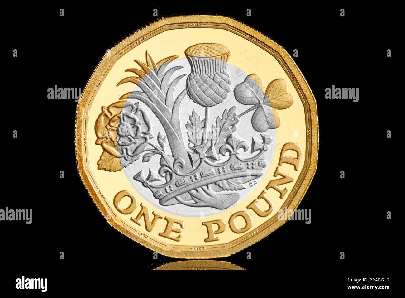 Rovescio della nuova moneta da 12 lati con un fiore che rappresenta ogni nazione del Regno Unito. Questo è stato introdotto nel 2017 Foto Stock