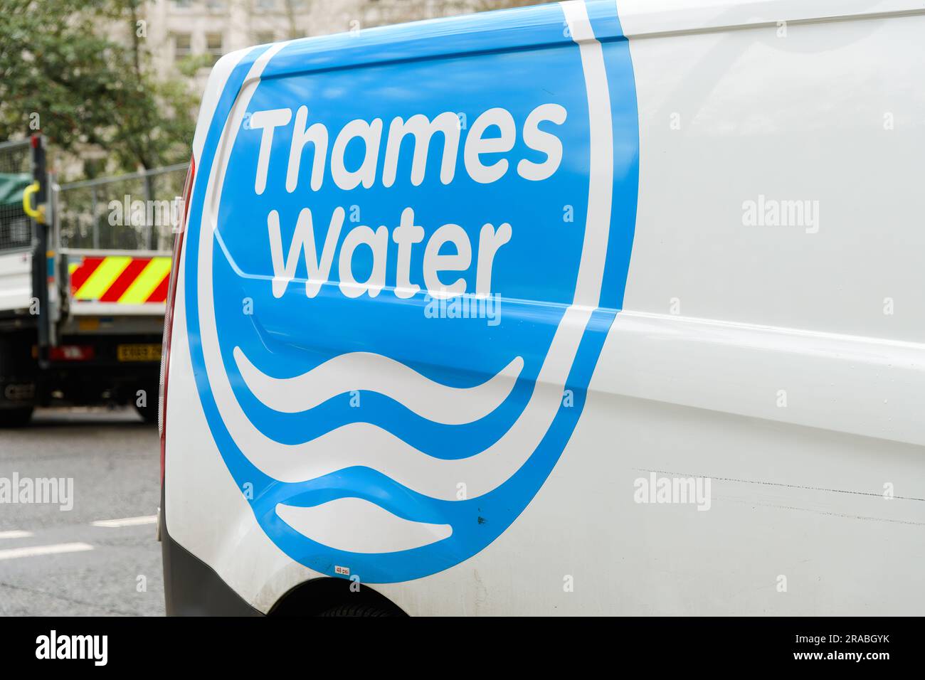 Londra, Regno Unito - 16 marzo 2023; logo Thames Water blu e bianco sul lato del furgone Foto Stock